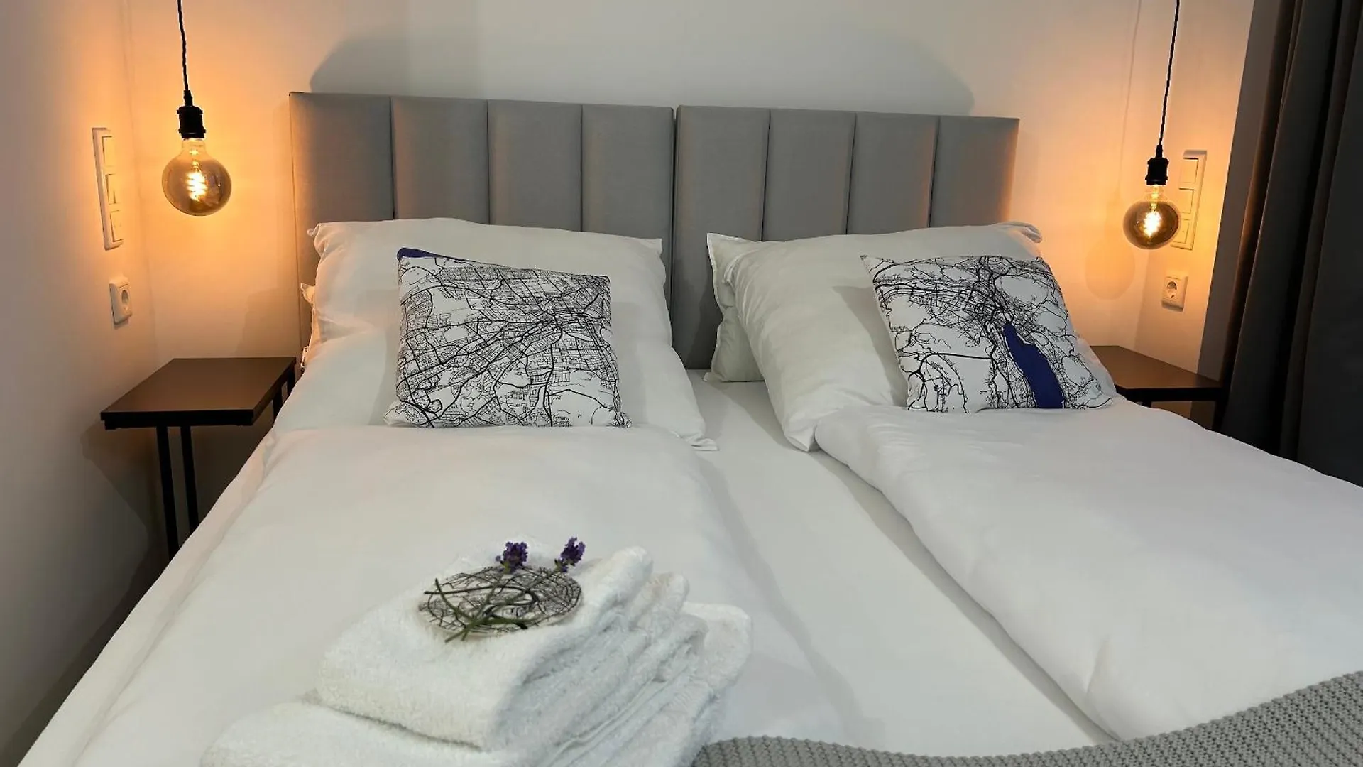 Pensión Bienvenidus - Self Service Accommodation - Unterkunft Zur Selbstversorgung - Das Messezimmer - Duesseldorf