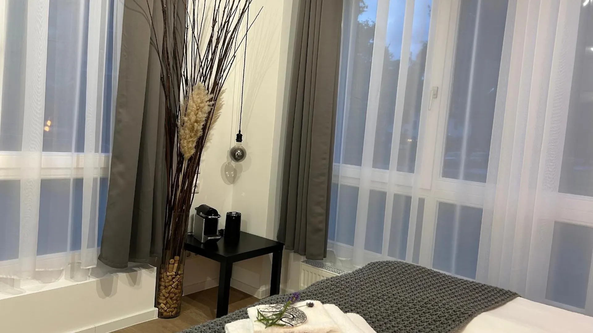 Pensión Bienvenidus - Self Service Accommodation - Unterkunft Zur Selbstversorgung - Das Messezimmer - Duesseldorf