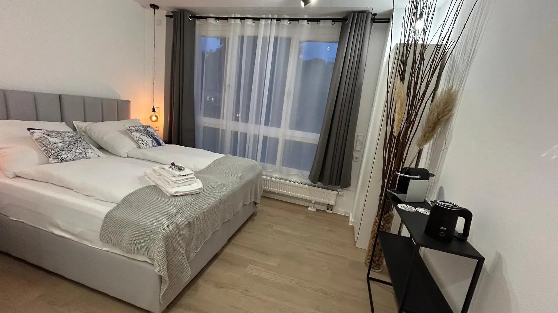 Bienvenidus - Self Service Accommodation - Unterkunft Zur Selbstversorgung - Das Messezimmer - Duesseldorf Germany