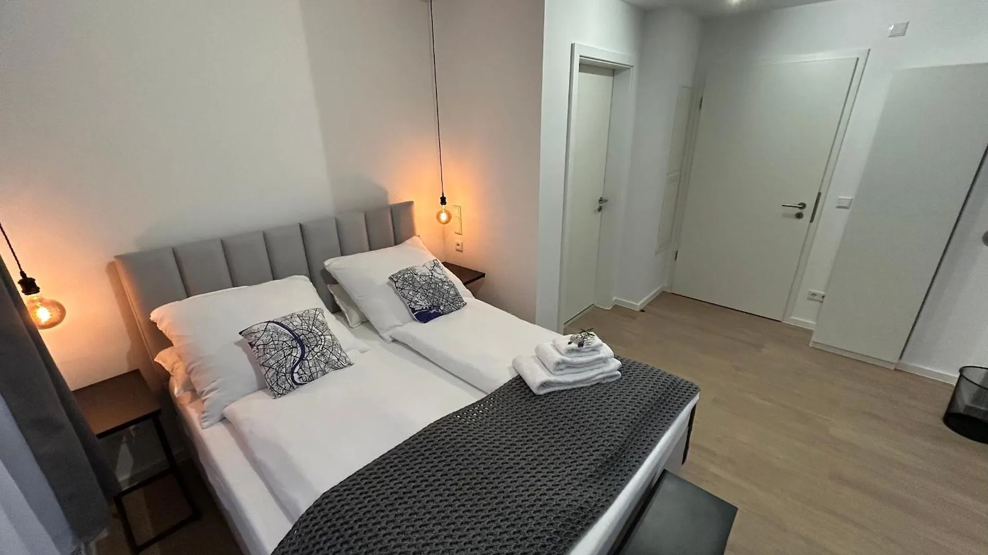 Guest house Bienvenidus - Self Service Accommodation - Unterkunft Zur Selbstversorgung - Das Messezimmer - Duesseldorf Germany