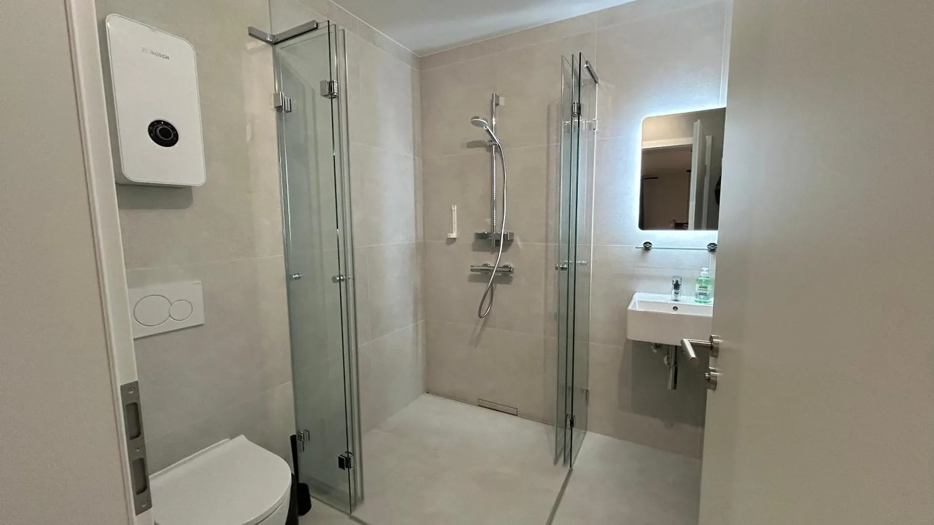Bienvenidus - Self Service Accommodation - Unterkunft Zur Selbstversorgung - Das Messezimmer - Duesseldorf Guest house Dusseldorf