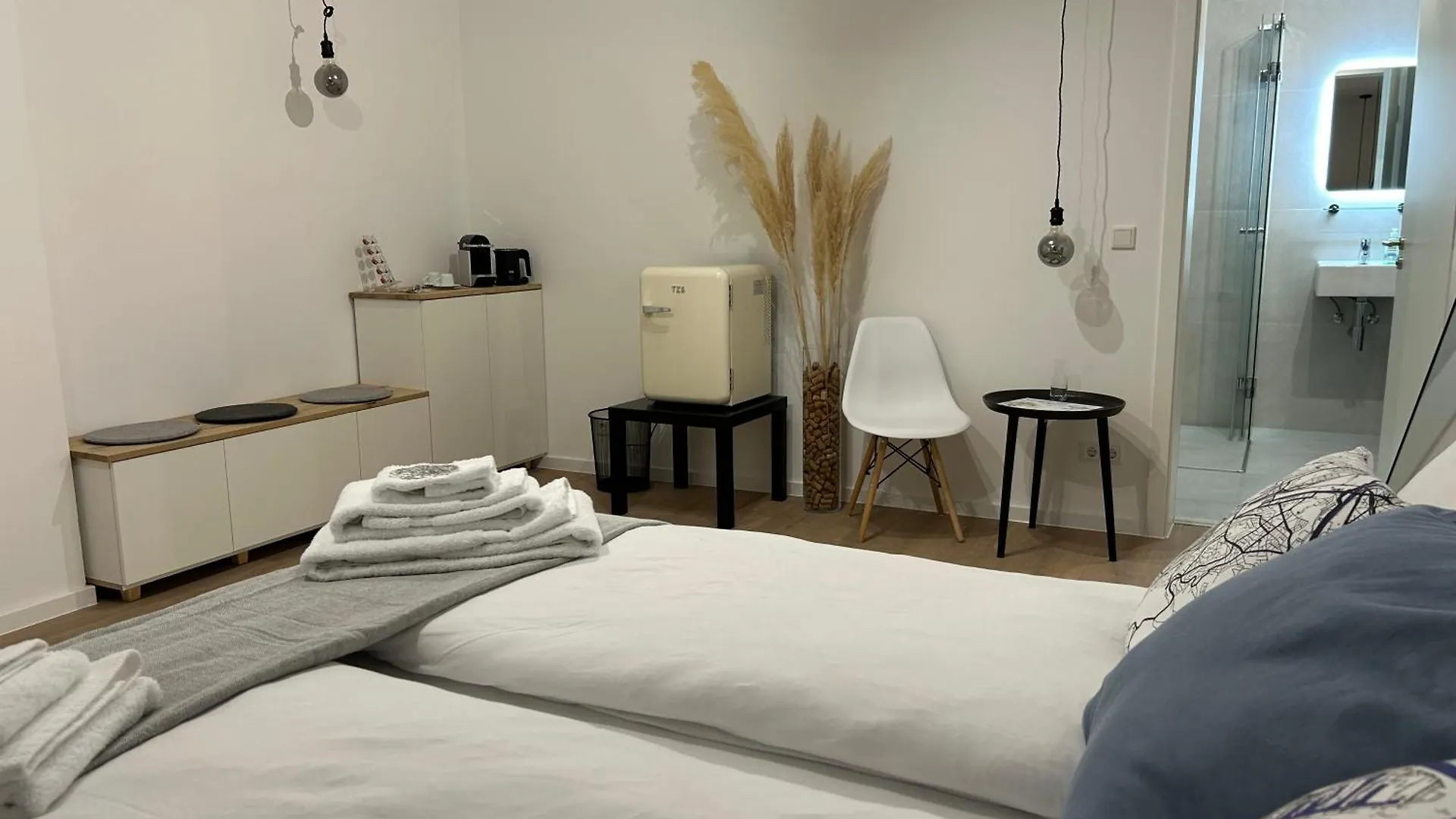 Guest house Bienvenidus - Self Service Accommodation - Unterkunft Zur Selbstversorgung - Das Messezimmer - Duesseldorf Germany