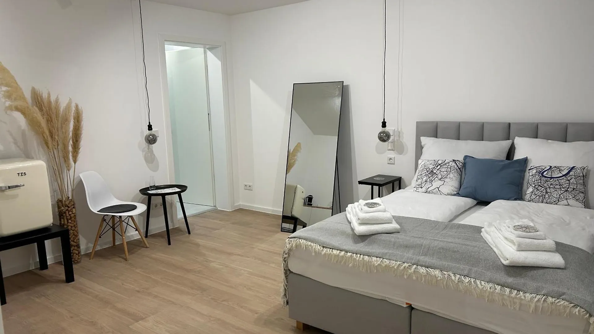 Bienvenidus - Self Service Accommodation - Unterkunft Zur Selbstversorgung - Das Messezimmer - Duesseldorf Dusseldorf